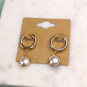 Gold/Pearl Earrings